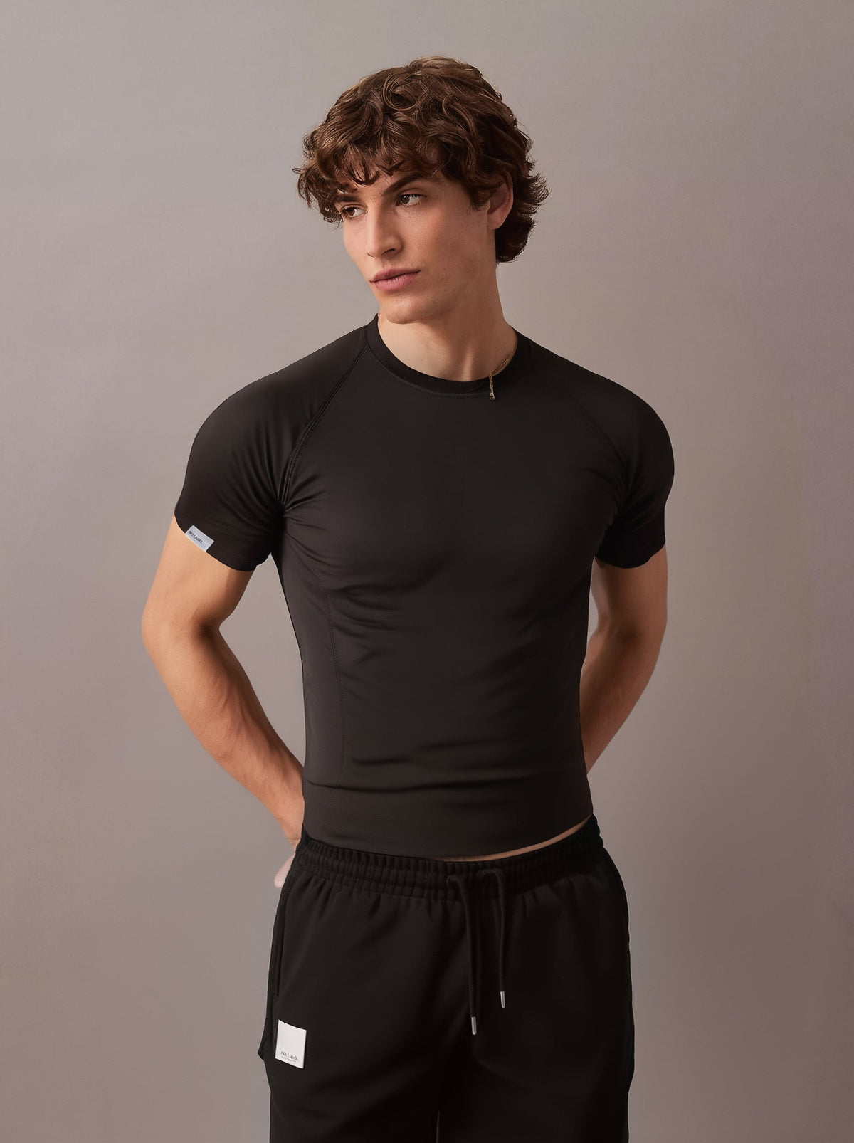 Hombre con camiseta ajustada para hacer ejercicio